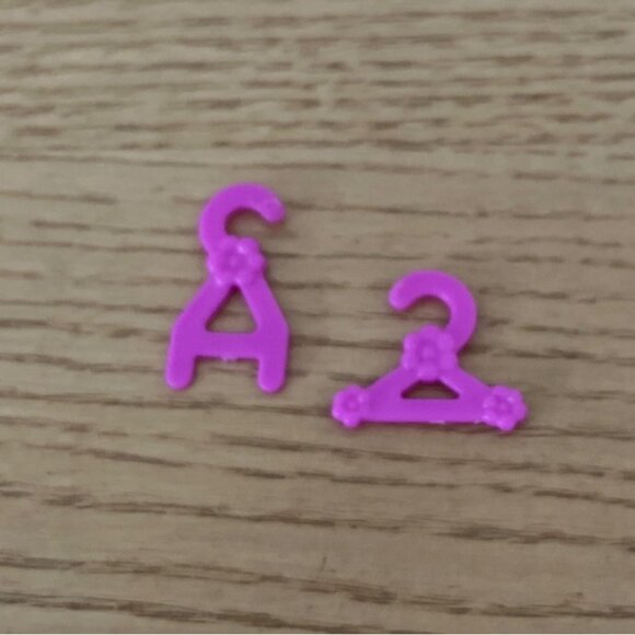 Vtg Polly Pocket Miniature Accessory Set Hangers Gifts Tennis Racket and More - Picture 8 of 8